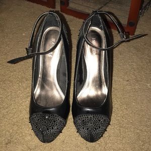 Sexy black pointy heels